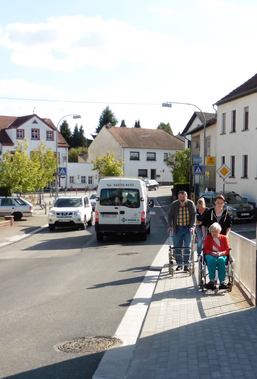 ...ein breiter Gehweg für die Senioren