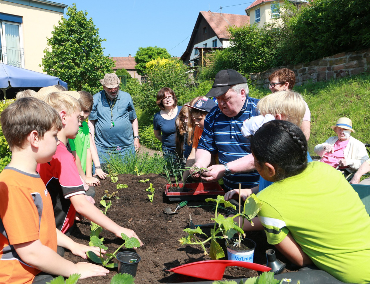 Miteinander der Generationen am Hochbeet